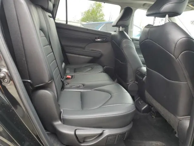 2022 TOYOTA HIGHLANDER XLE  