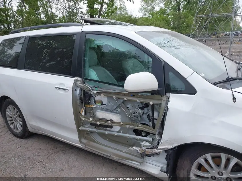 2013 TOYOTA SIENNA XLE V6 8 PASSENGER