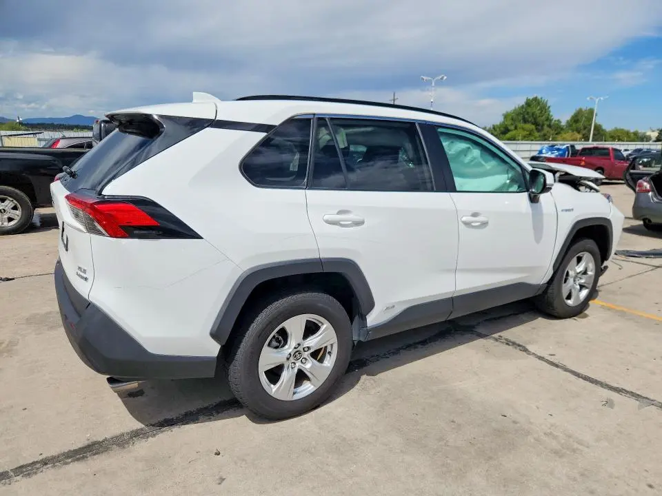 2021 TOYOTA RAV4 XLE  