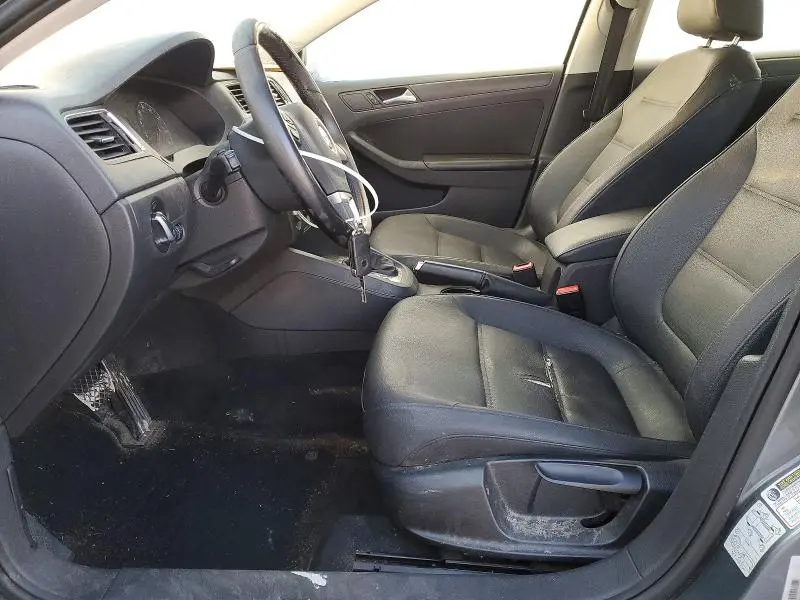 2011 VOLKSWAGEN JETTA SE  