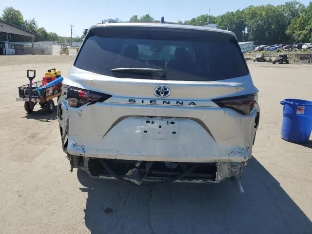 2025 TOYOTA SIENNA XLE  