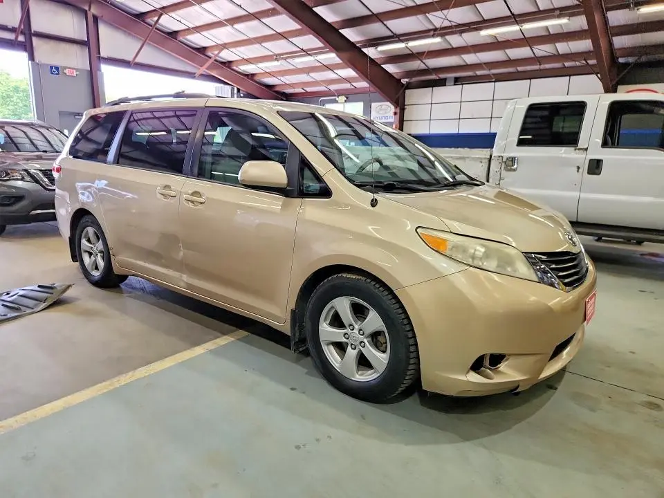 2013 TOYOTA SIENNA LE  