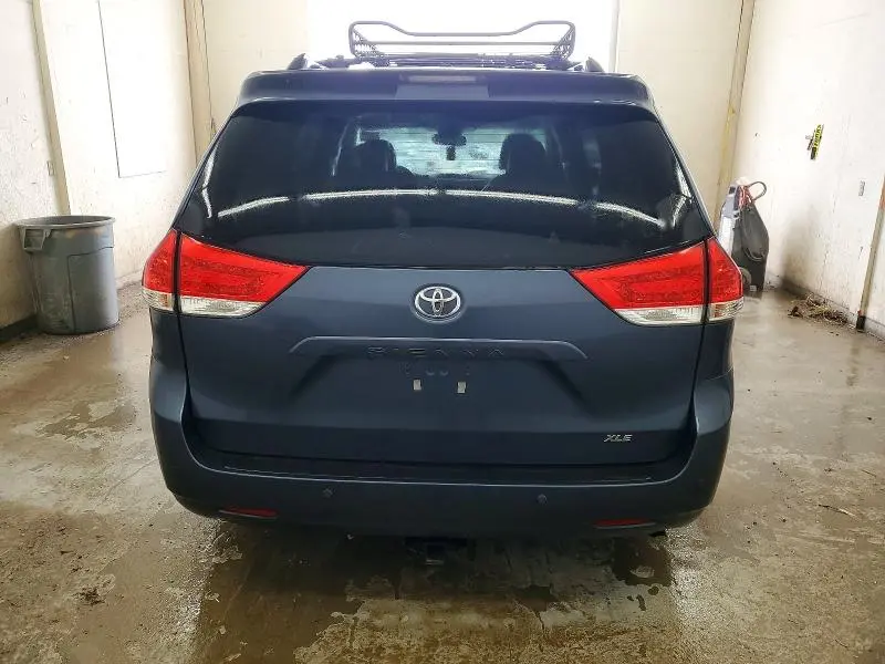 2013 TOYOTA SIENNA XLE  