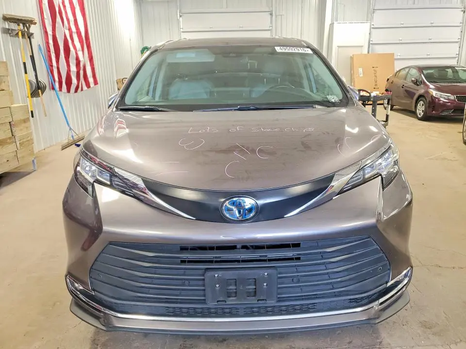 2023 TOYOTA SIENNA XLE  