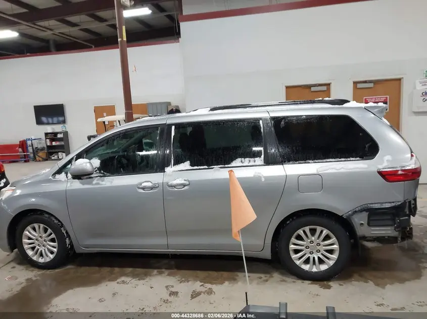 2015 TOYOTA SIENNA XLE 8 PASSENGER