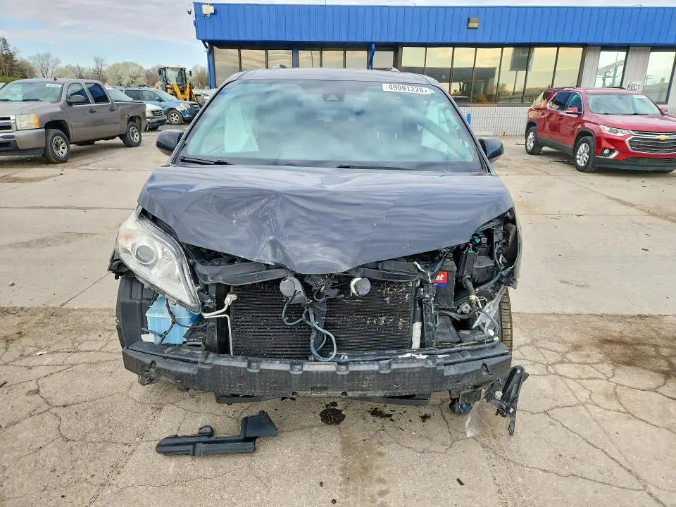 2018 TOYOTA SIENNA XLE PREMIUM 8-PASSENGER  