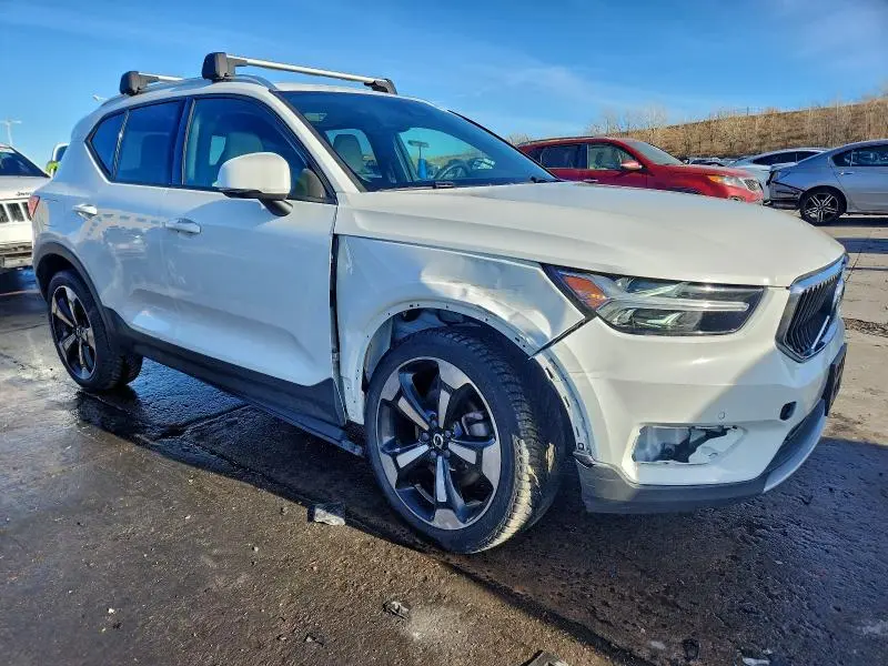 2020 VOLVO XC40 T5 MOMENTUM  