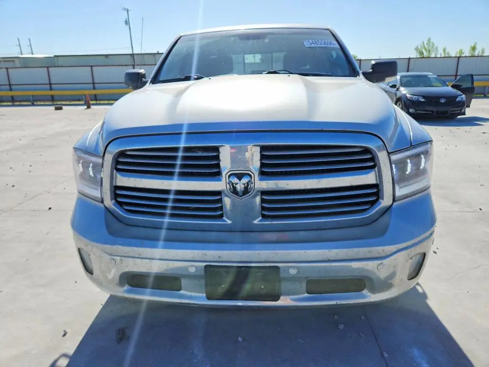 2016 RAM 1500 SLT  