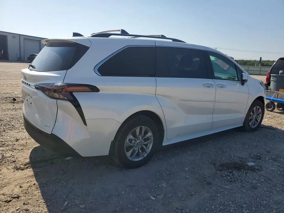2025 TOYOTA SIENNA XLE 8-PASSENGER  