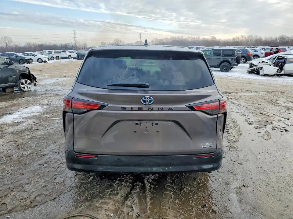 2022 TOYOTA SIENNA XLE 8-PASSENGER  