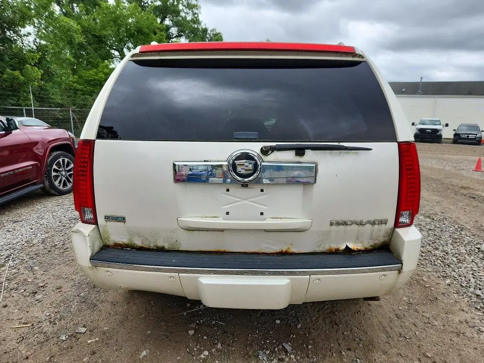 2011 CADILLAC ESCALADE LUXURY  