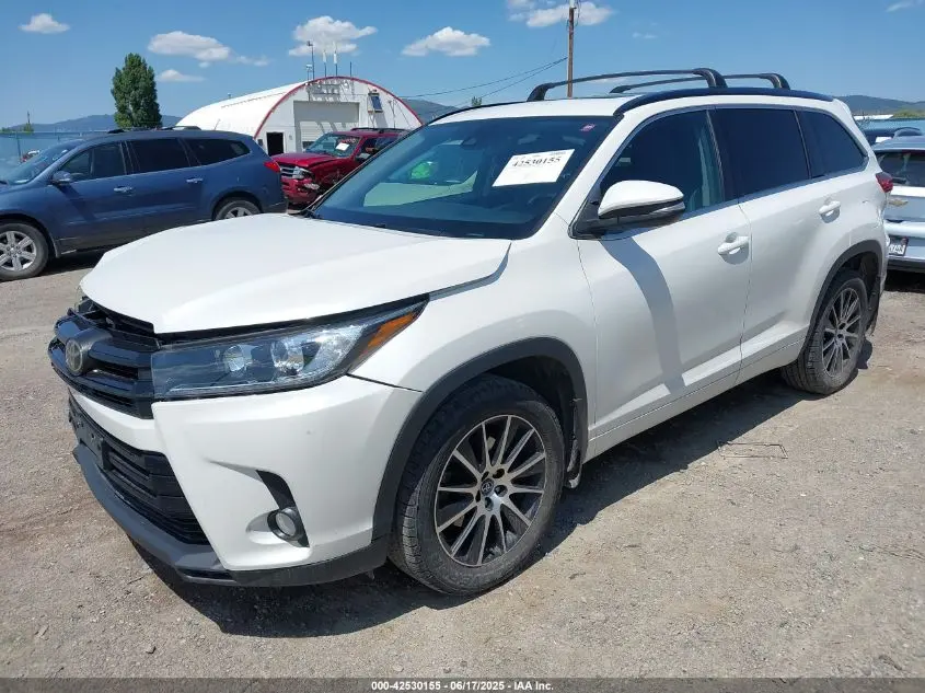 2017 TOYOTA HIGHLANDER SE