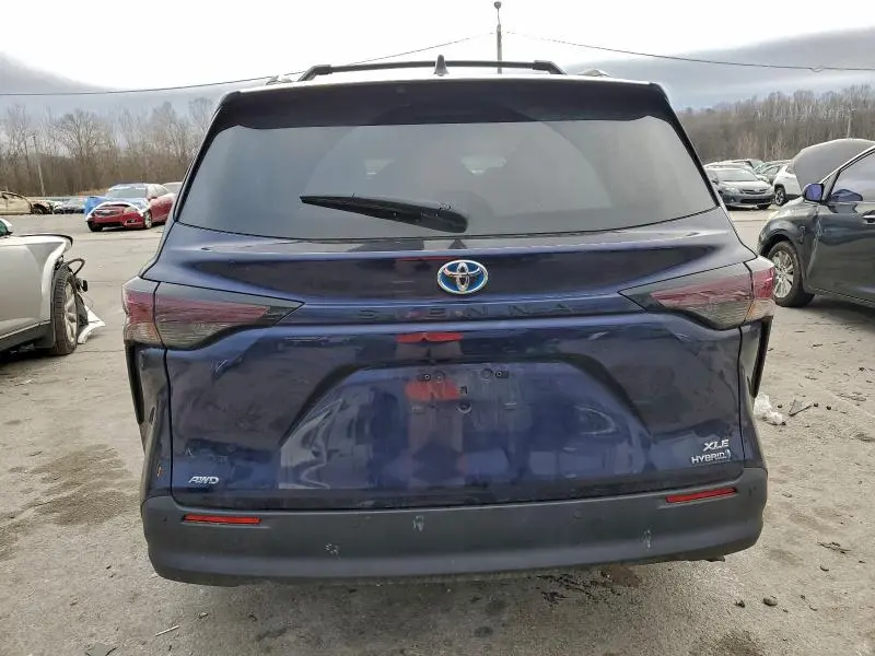 2023 TOYOTA SIENNA XLE  