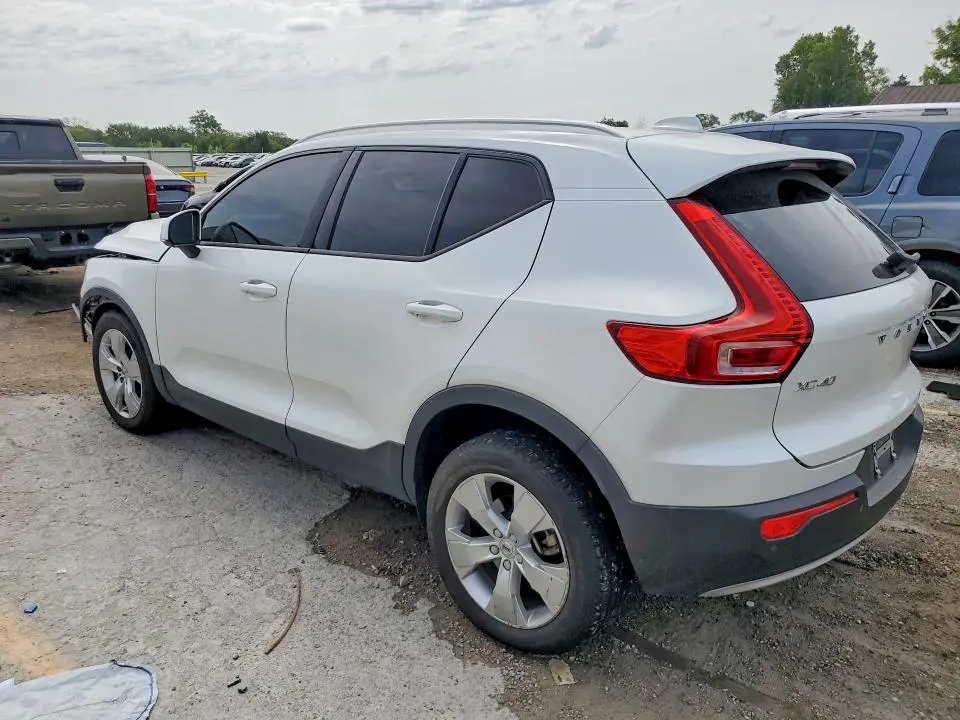2022 VOLVO XC40 T4 MOMENTUM  