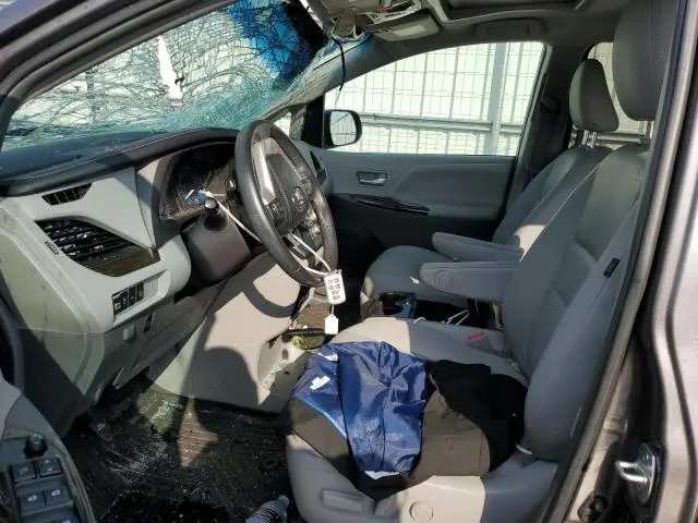 2017 TOYOTA SIENNA XLE  