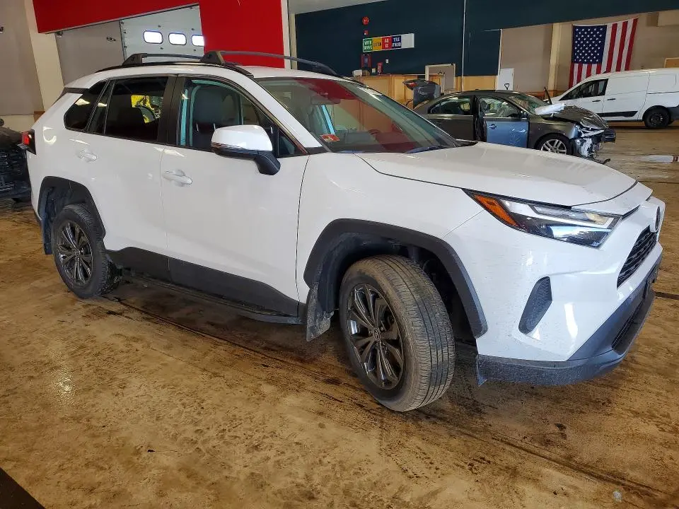 2022 TOYOTA RAV4 XLE  