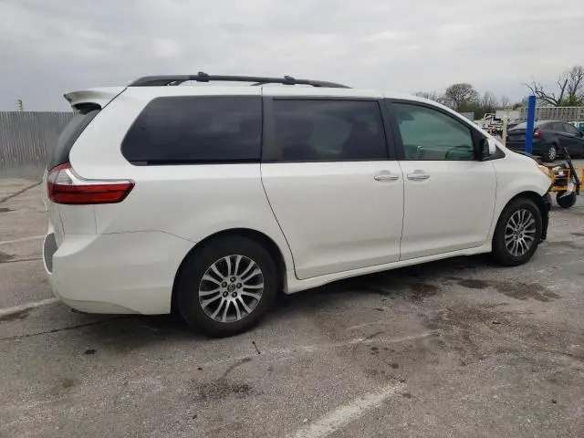 2019 TOYOTA SIENNA XLE  