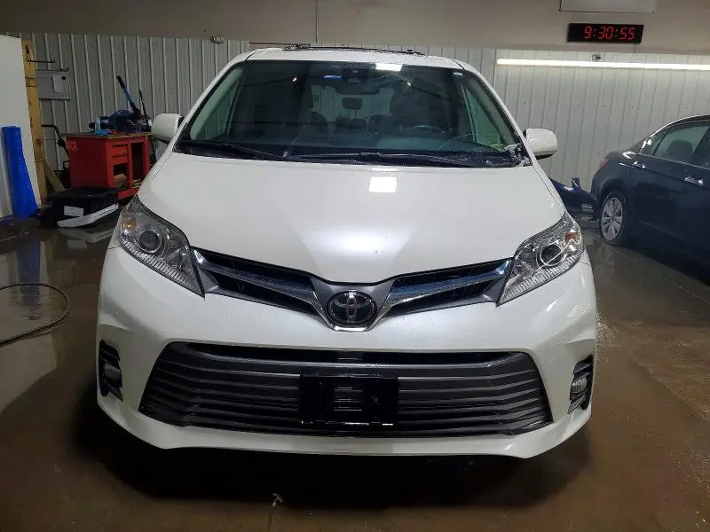 2019 TOYOTA SIENNA XLE  
