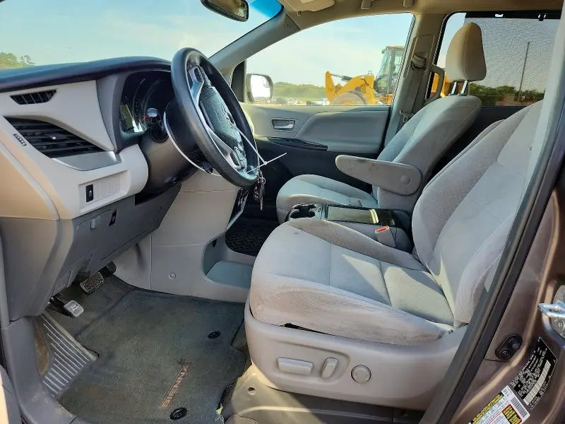 2017 TOYOTA SIENNA LE  