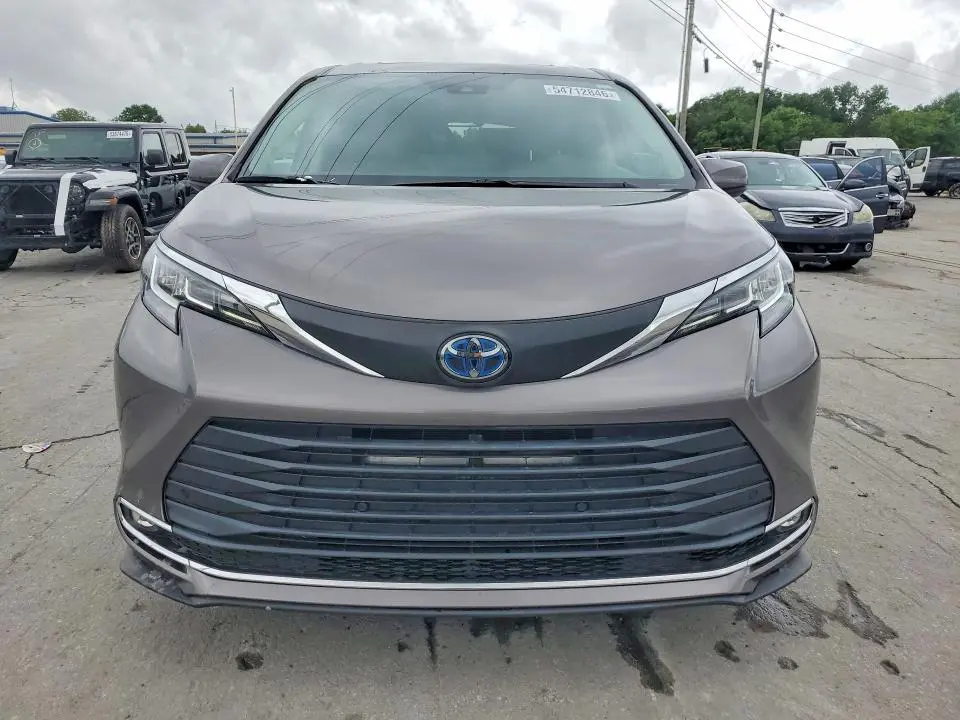 2021 TOYOTA SIENNA XLE  