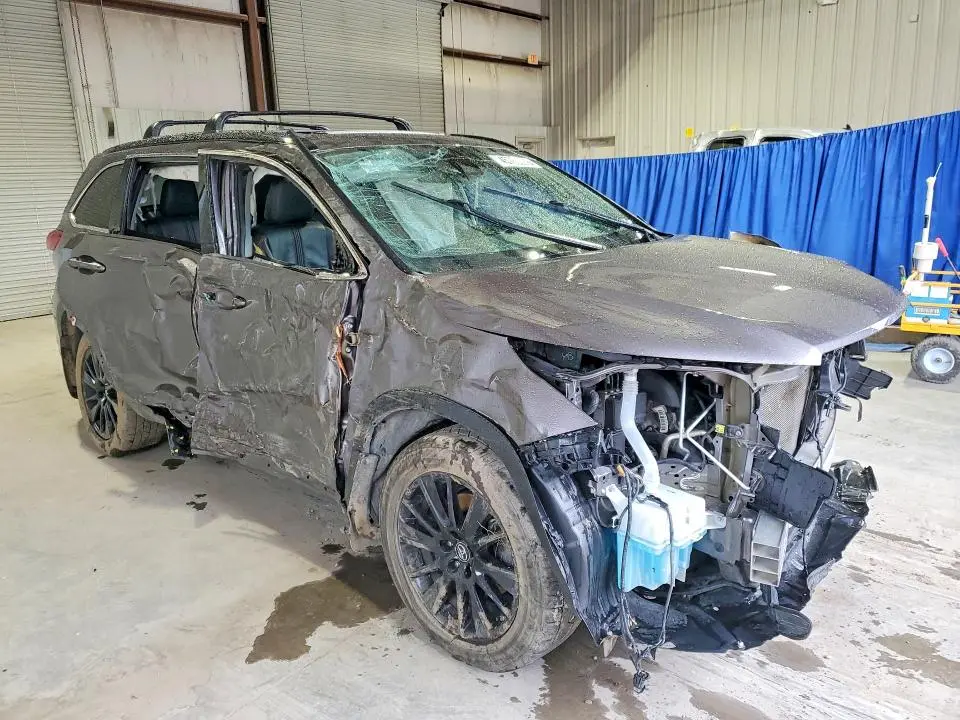 2019 TOYOTA HIGHLANDER SE  