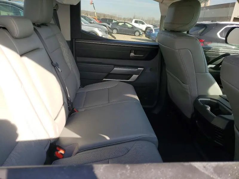 2022 TOYOTA TUNDRA SR5  