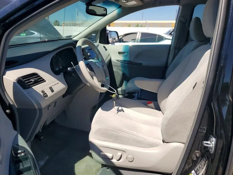 2013 TOYOTA SIENNA LE 8-PASSENGER  