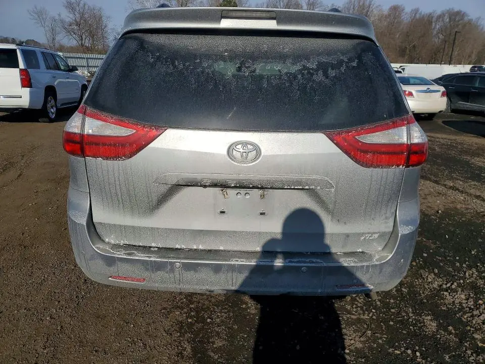 2016 TOYOTA SIENNA XLE  