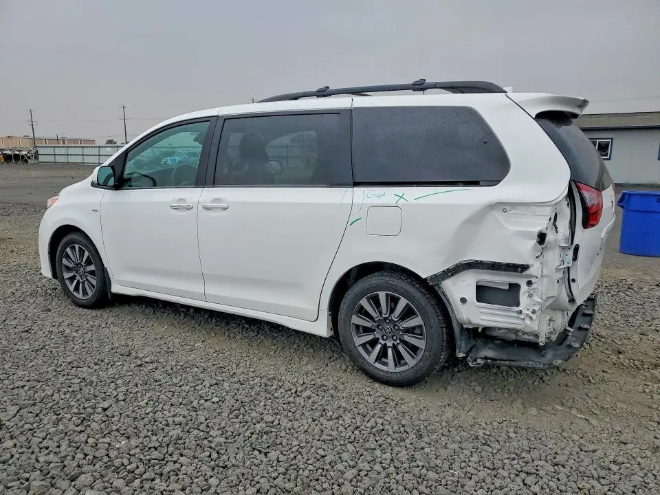 2020 TOYOTA SIENNA LE  