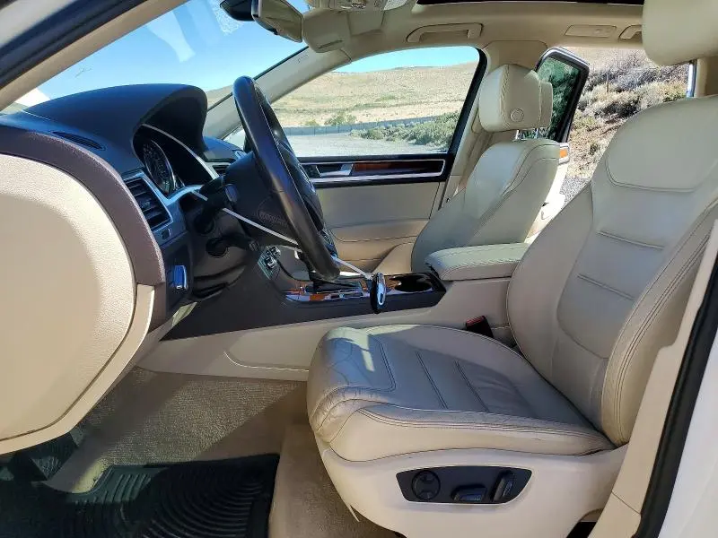 2011 VOLKSWAGEN TOUAREG V6  