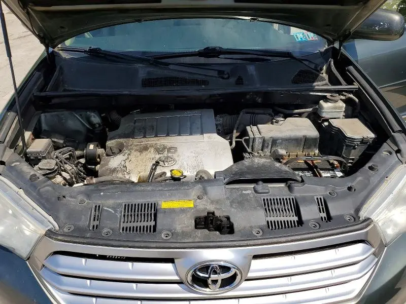 2012 TOYOTA HIGHLANDER SE  