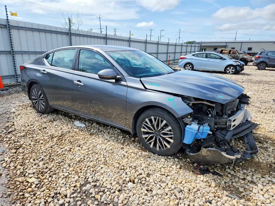 2023 NISSAN ALTIMA SV  