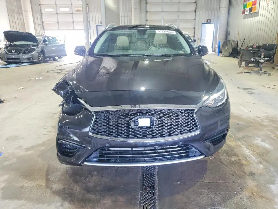 2019 INFINITI QX30 LUXE  