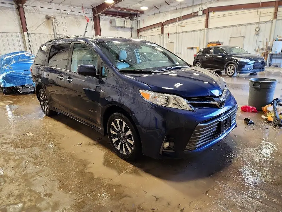 2018 TOYOTA SIENNA XLE  