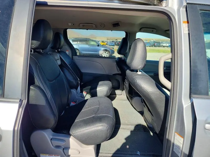 2015 TOYOTA SIENNA LE  