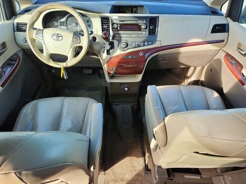 2011 TOYOTA SIENNA XLE  