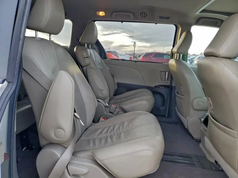 2013 TOYOTA SIENNA XLE  