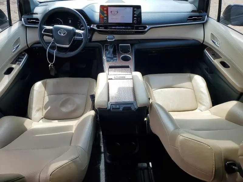 2022 TOYOTA SIENNA XLE  