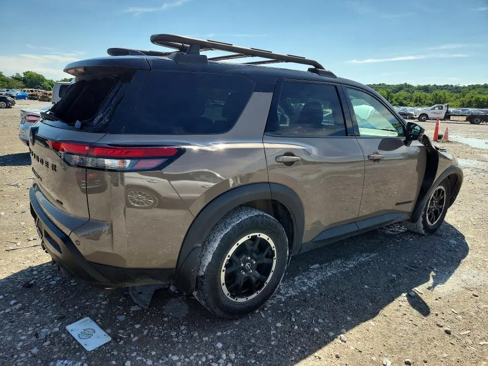 2023 NISSAN PATHFINDER SV  