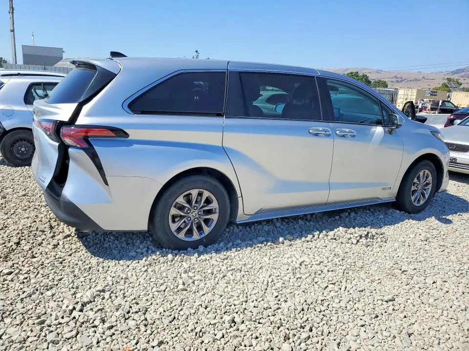 2021 TOYOTA SIENNA LE  