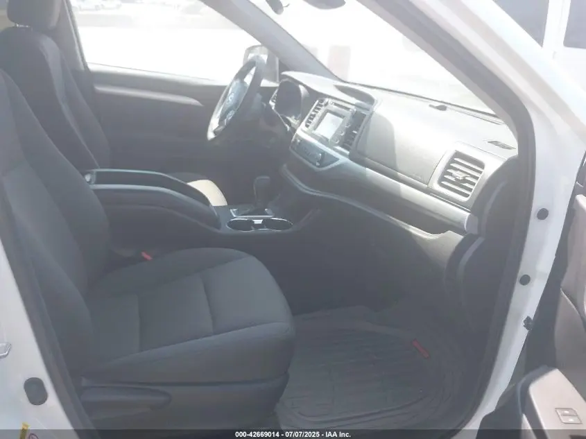 2018 TOYOTA HIGHLANDER LE