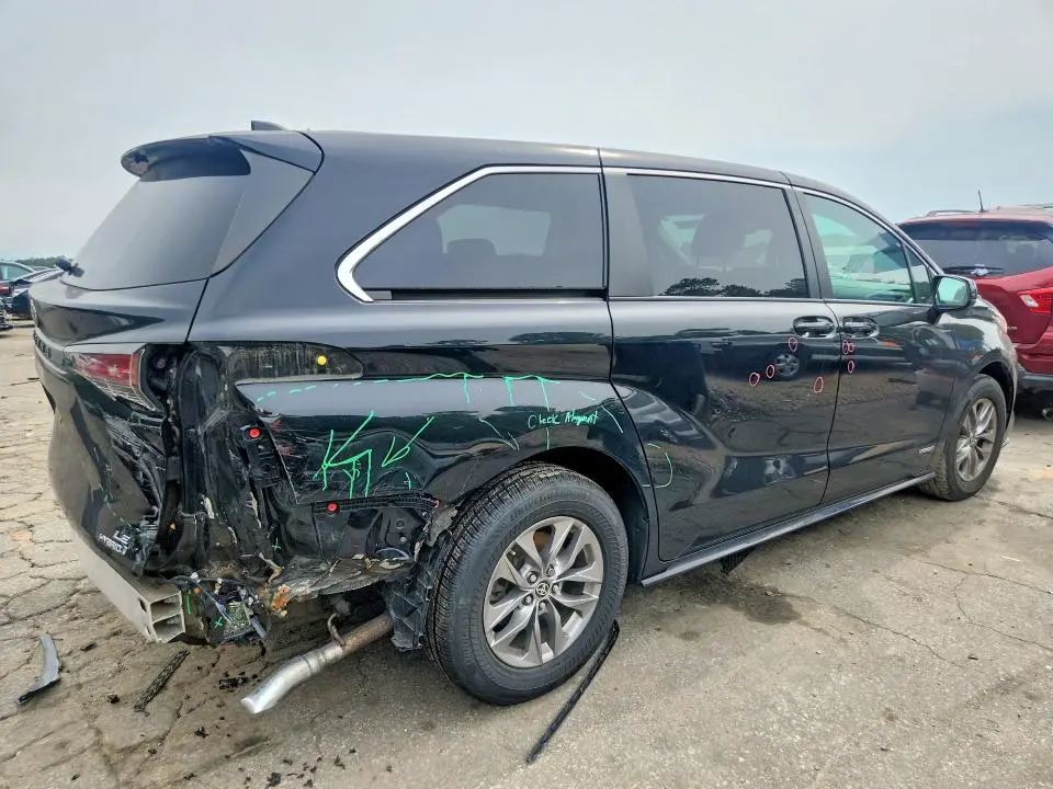 2021 TOYOTA SIENNA LE  