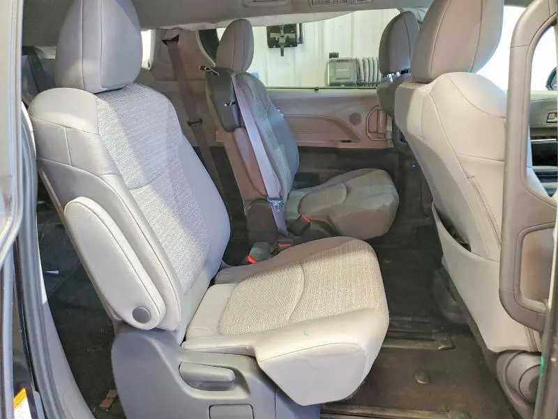 2021 TOYOTA SIENNA LE  