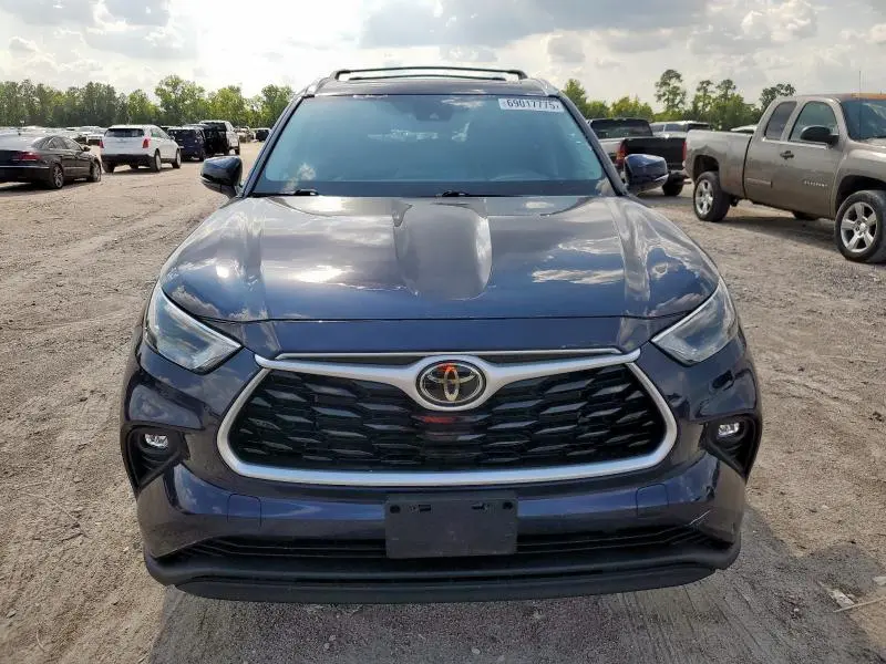 2022 TOYOTA HIGHLANDER XLE  