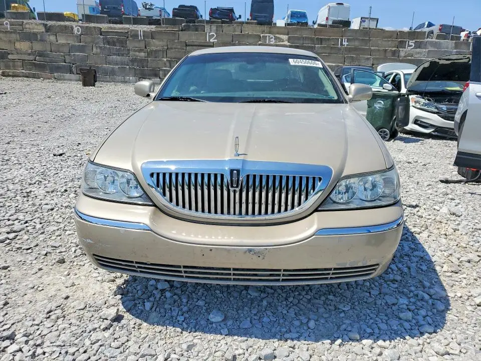 2011 LINCOLN TOWN CAR SIGNATURE LIMITED  