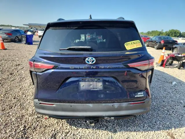 2021 TOYOTA SIENNA XLE  