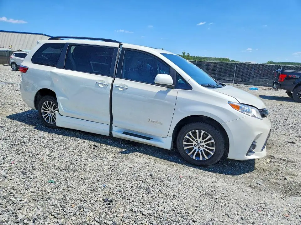 2018 TOYOTA SIENNA   