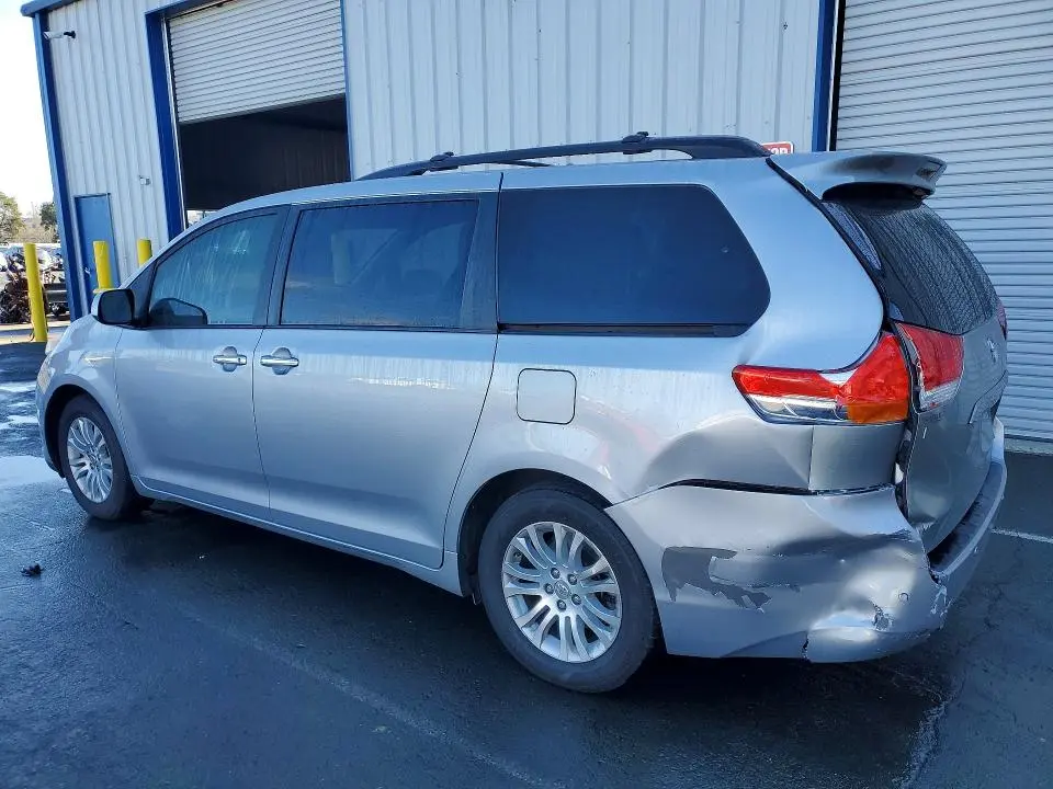 2012 TOYOTA SIENNA XLE  