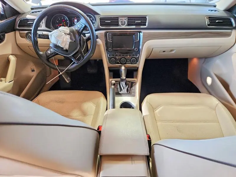 2017 VOLKSWAGEN PASSAT SE  