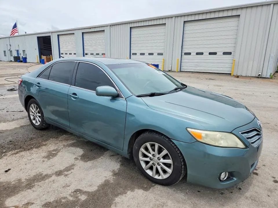 2011 TOYOTA CAMRY XLE V6  